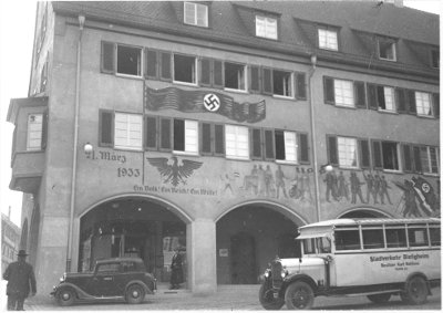 „Stadthaus” mit
        nationalsozialistischen Propagandabildern