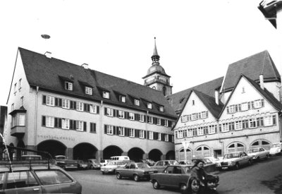 Marktplatz mit Arkadengebäude 1973